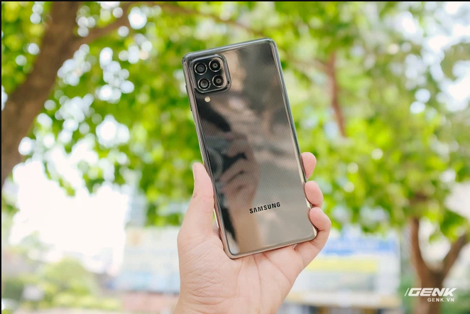 Trên tay Samsung Galaxy M62: Màn hình 6.7 inch, camera chính 64MP và pin 7000mAh