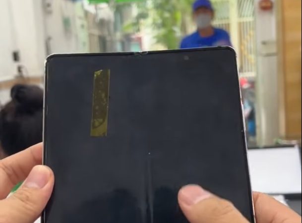 Điện thoại Z Fold, Z Flip mở ra đen thui – Lỗi cáp gập