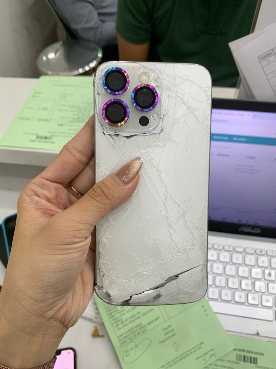 Kính lưng vỡ nát, khung sườn bị móp, gãy
